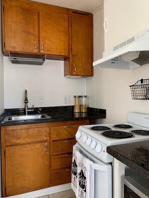 Kitchen sink - 2710 Laguna St