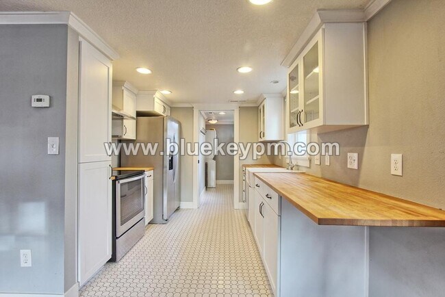 Foto del edificio - 2 Bed, 1 Bath Bungalow in Vancouver at 4th Plain Blvd and Franklin Ave