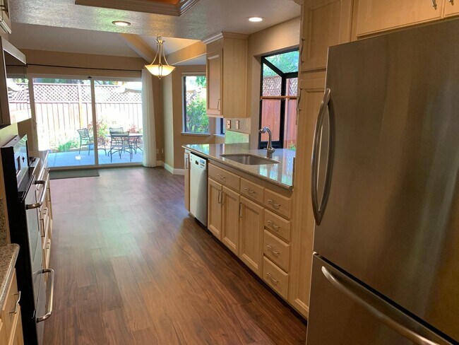 Foto del edificio - Immaculate 3 Bedroom 2 Bath Single Level S...