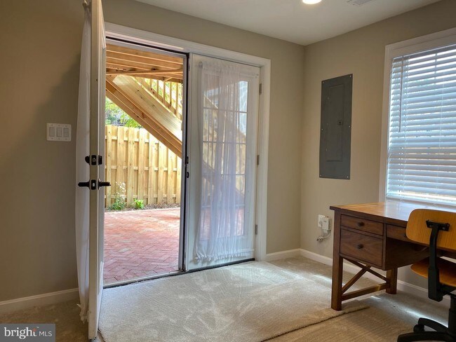 Foto del edificio - 5801 Deer Lake Ln