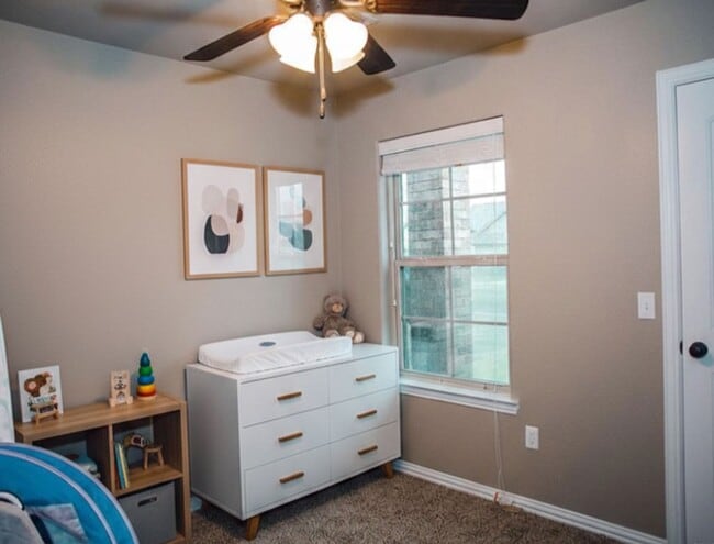 Foto del edificio - Stunning home with a large fenced yard