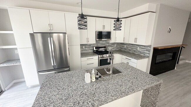 Foto del edificio - 608 Silver Berry Pl