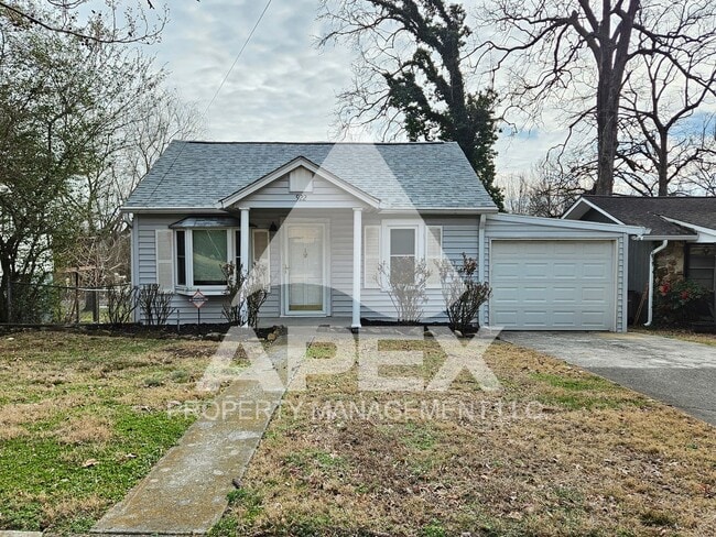 Craftsman Style 2 Bd 1 Ba Single Family Home w/Bonus rm & Garage in North Knox! - Craftsman Style 2 Bd 1 Ba Single Family Home w/Bonus rm & Garage in North Knox!