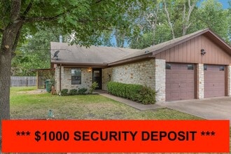 Building Photo - 2109 Holly Springs Dr