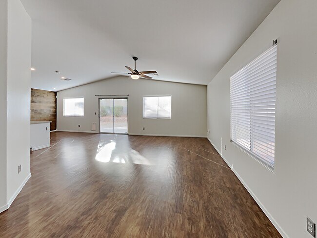 Foto del edificio - 9395 Santa Fe Rose St