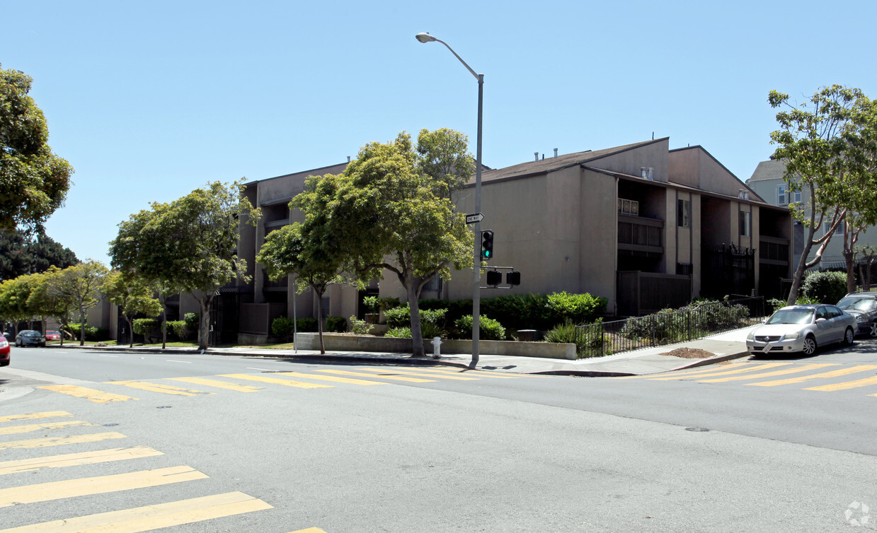 Primary Photo - Laurel Gardens Apartments