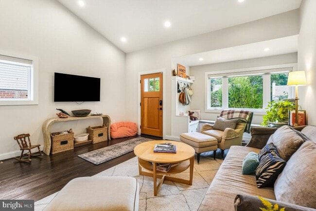 Foto del edificio - 8706 Sundale Dr