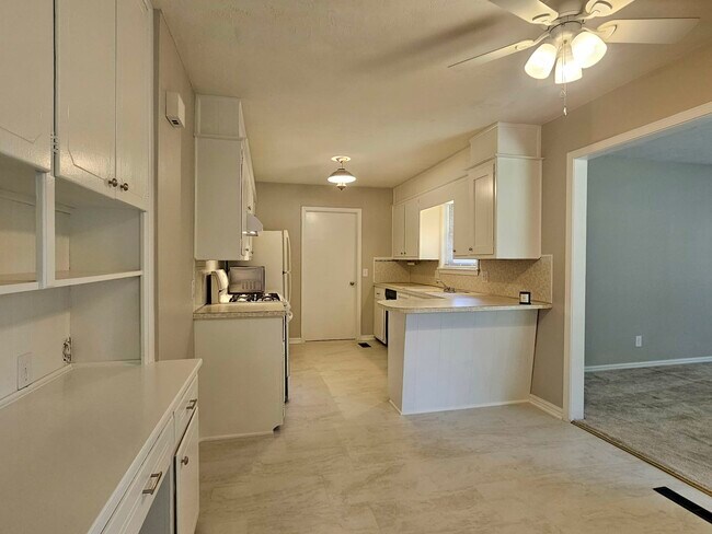 Foto del edificio - 708 W Hartwood Ave