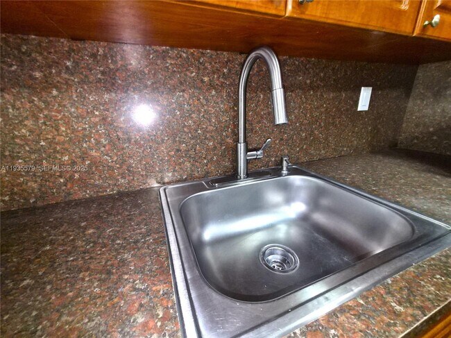 Foto del edificio - 8811 SW 132nd Pl