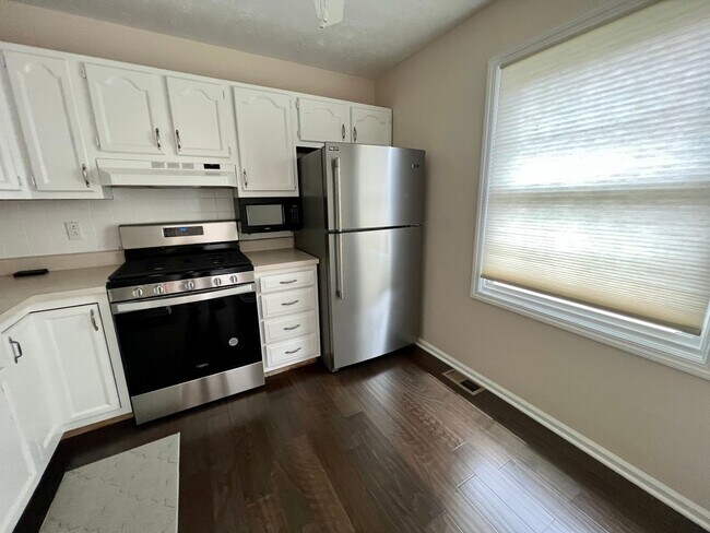 Building Photo - Must See! 3 Bedroom 1.5 Bath - Oakdale - P...