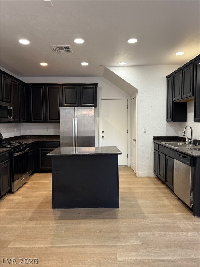 Building Photo - 690 Calamus Palm Pl