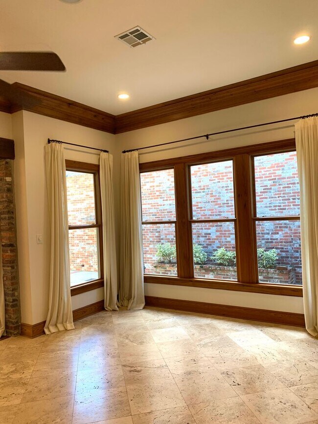 Foto del edificio - 2724 Bocage Lake Dr