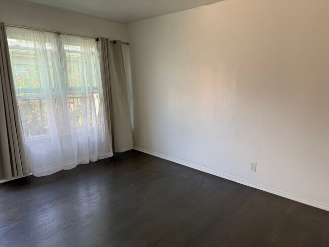 Sala de estar - Dirección opuesta - 6128 De Longpre Ave