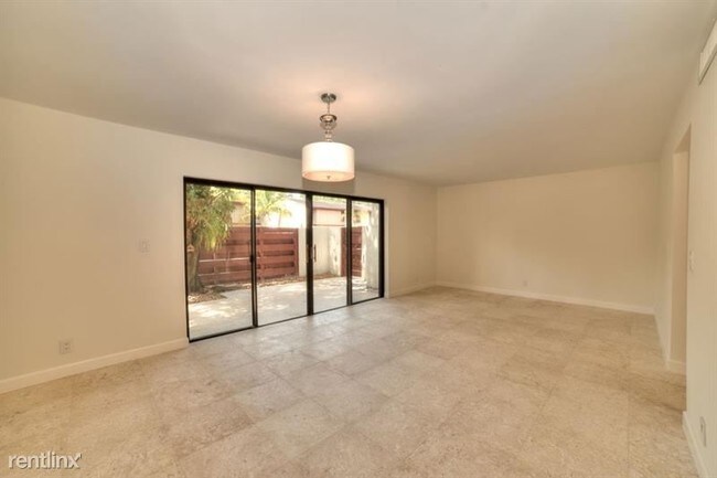 Building Photo - 3 br, 2.5 bath Townhome - 3012 Lakewood Ln