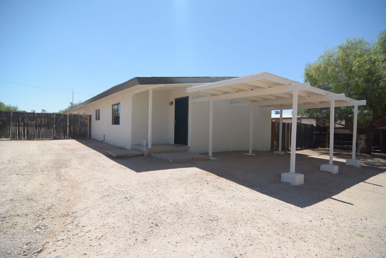 Foto principal - Spacious 2 Bedroom 1 Bath Duplex! Central ...