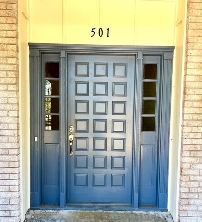 Foto del edificio - Corner lot in Huntleigh Woods