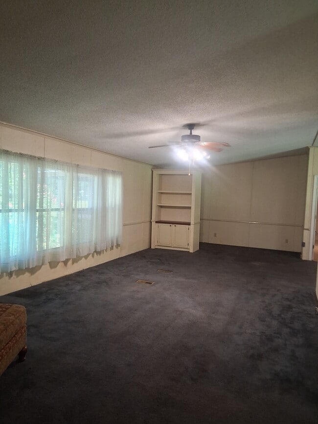 Living room - 11900 SW 121st Ave
