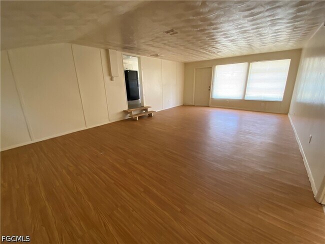 Foto del edificio - 7656 Hart Dr