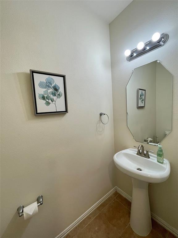 Guest Bathroom - 11427 Champions Green Dr