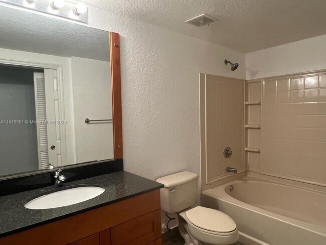 Foto del edificio - 6692 W Sample Rd