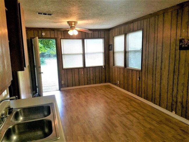 Building Photo - 630 TX-150