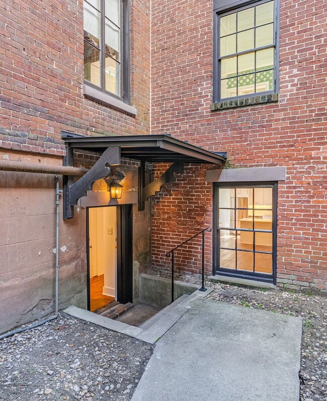 Building Photo - Renovated 2 Bedroom Carriage house off Laf...