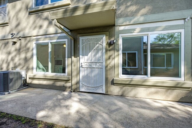 Building Photo - Beautifully Updated 2 Story Unit