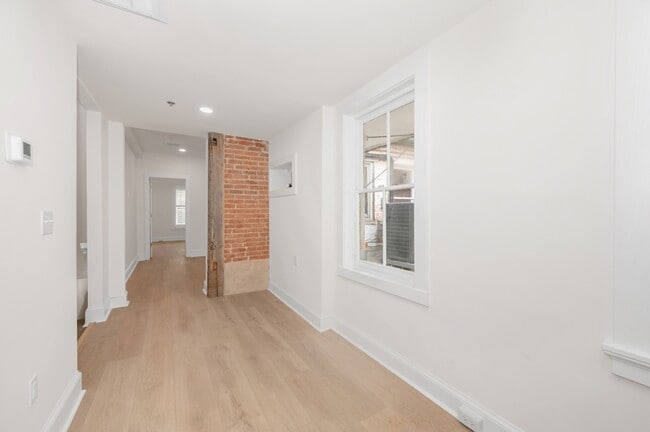 Building Photo - 112 N Market St