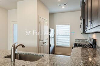 Building Photo - 932 Crimson Wolf Rd
