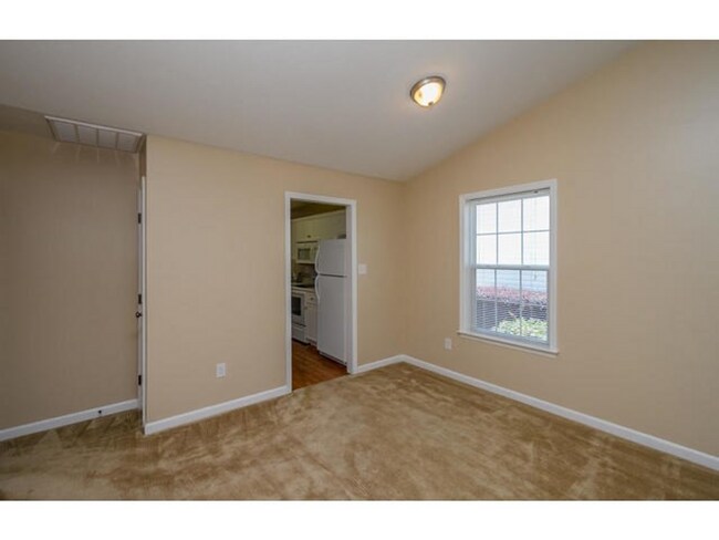 Building Photo - End-unit 2 Bed / 2 Bath Townhome with LVP Floors & washer/dryer included