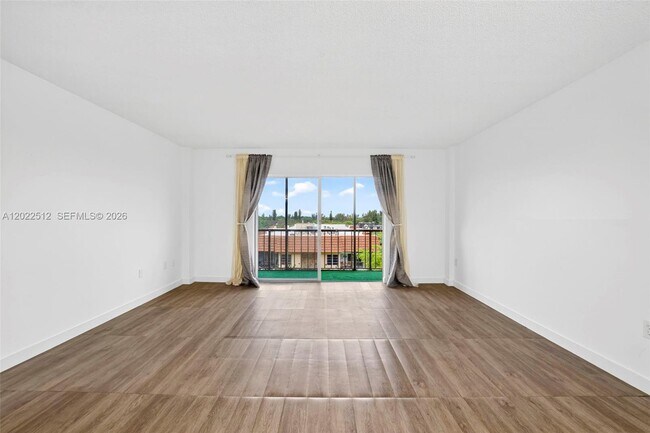 Building Photo - 4174 Inverrary Dr