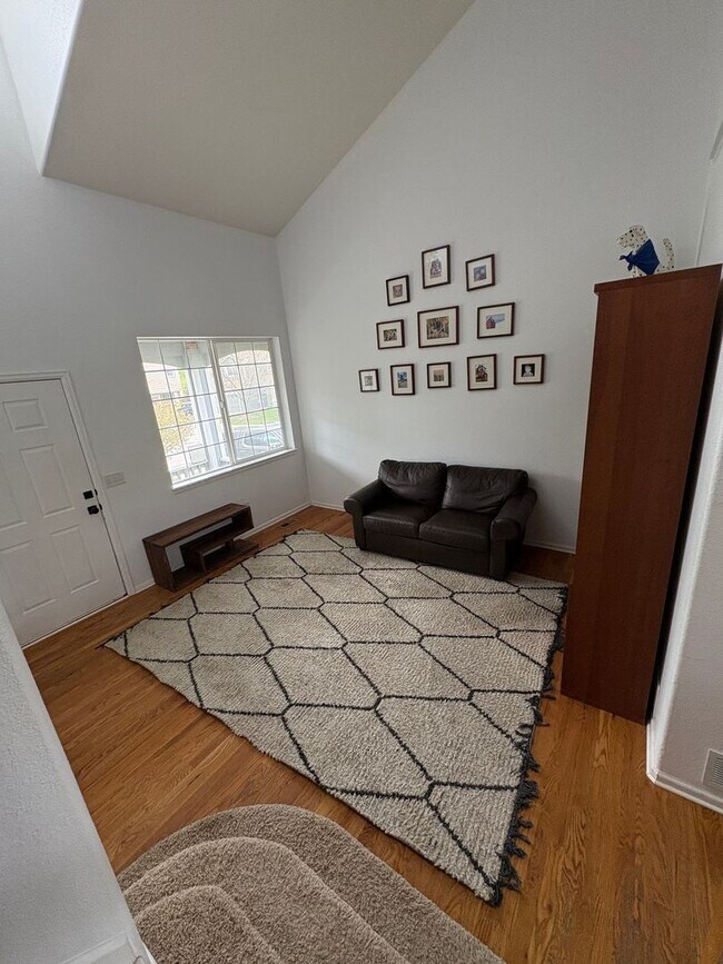 Building Photo - 4BR house on open space close to pool, tra...
