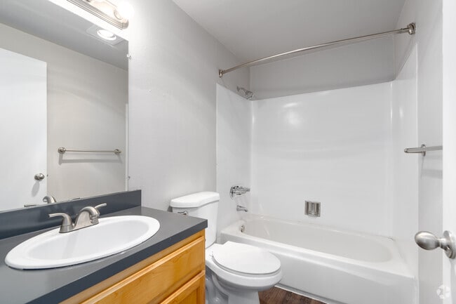 1 habitación, 1 baño - 640 pies cuadrados - Baño - West End Apartments