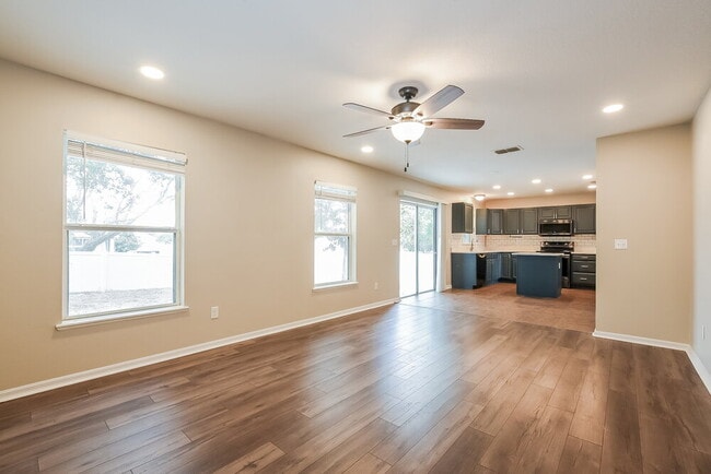 Foto del edificio - 7545 Sloewood Dr