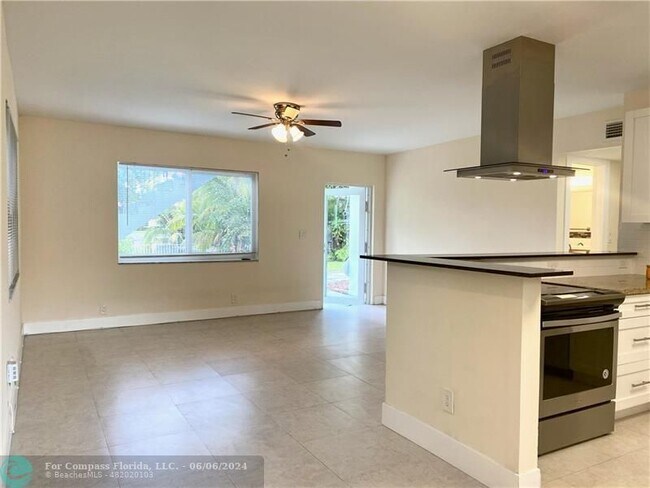 Foto del edificio - 285 NE 17th Ct