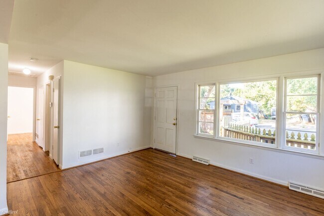 Building Photo - 3 br, 1 bath House - 104 Stratford Court