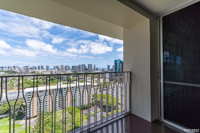 Building Photo - Spectacular Panoramic Views From 2BR 1BA with PARKING Close To Kaka'ako!