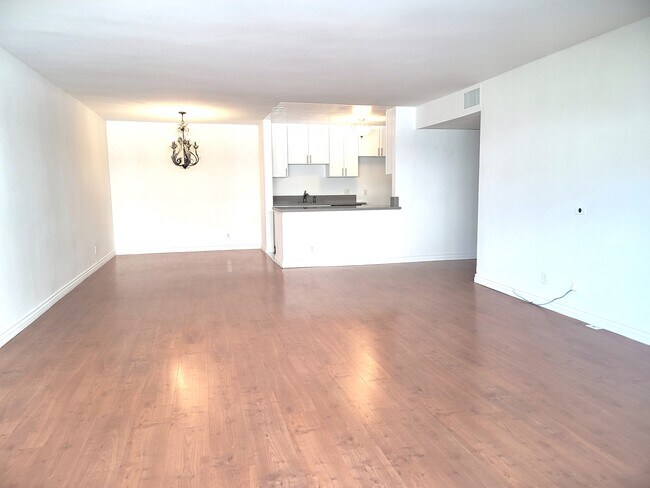 Building Photo - 5454 Zelzah Ave