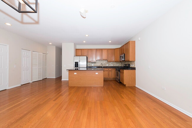 Building Photo - 943 W 14th Pl