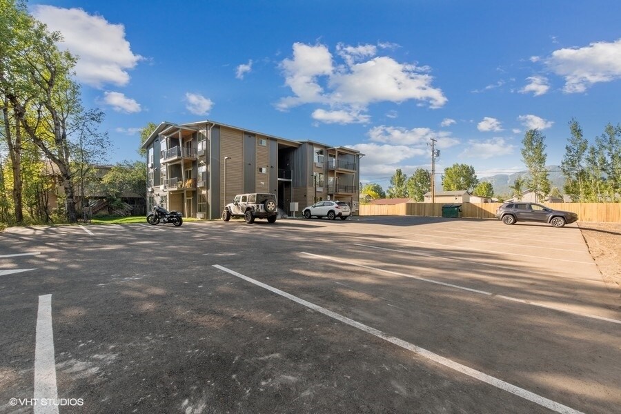 Primary Photo - Silvertip Quarters