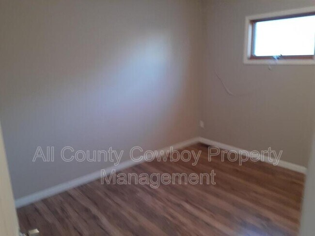 Building Photo - 468 N Pine St