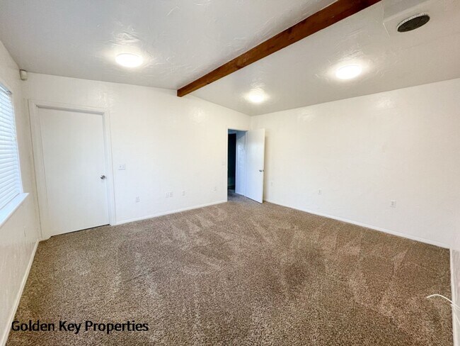Building Photo - Cozy detached guest house in rural Vista!