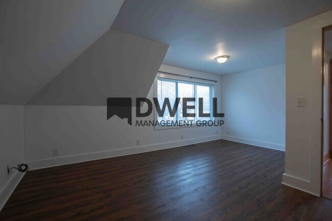 Building Photo - 2 Bedroom Home Close to Downtown