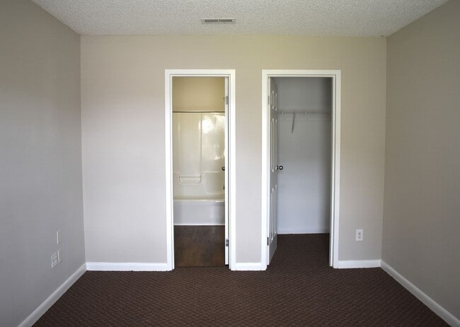 Foto del edificio - FIRST FULL MONTH FREE IF YOU SIGN A 13 OR 14 MONTH LEASE!