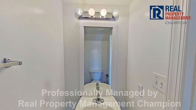 Building Photo - 2 BD/1.5 BA Townhome with Convenient Jacksonville Location