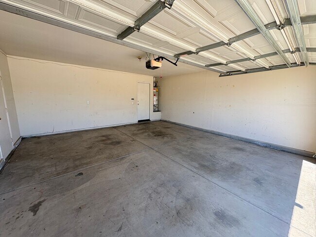 Foto del edificio - HOME FOR RENT BY OAK GROVE SCHOOL DISTRICT, 2 CAR GARAGE