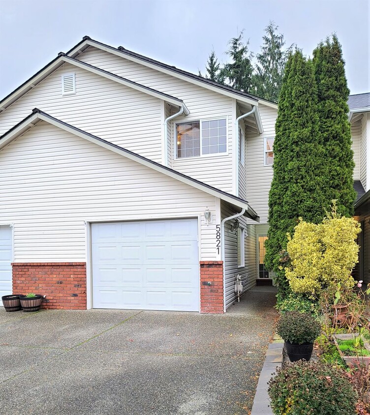 Primary Photo - 2 Story Home in Silver Firs