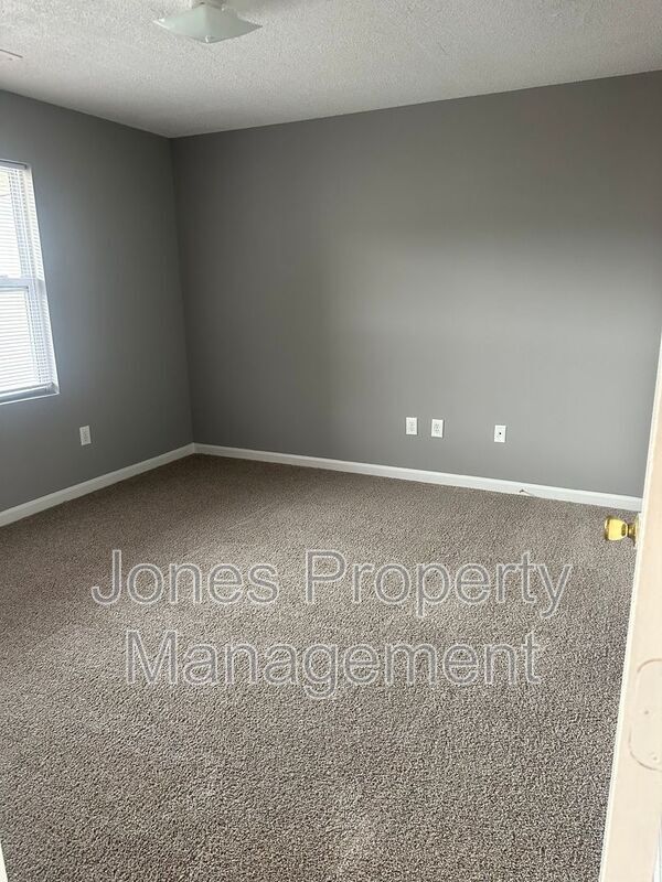 Building Photo - 305 M Country Club Drive NE