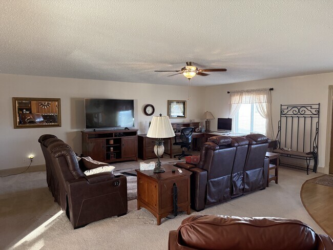 Foto del edificio - 259 E Oakland St