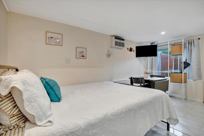 Building Photo - 4213 E Yukon St